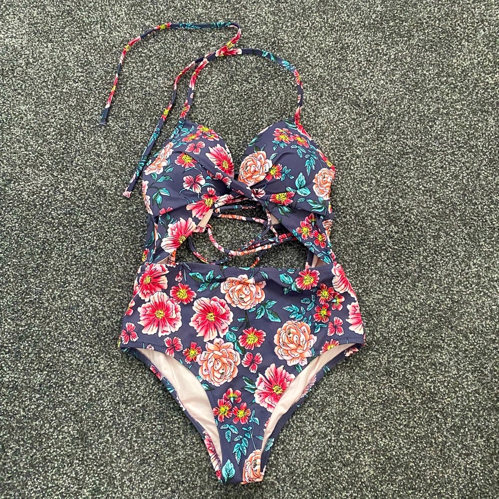 Never worn one piece push up bathing suit